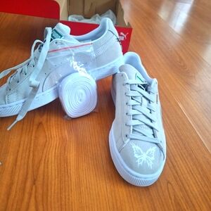 Puma leather tennis shoes